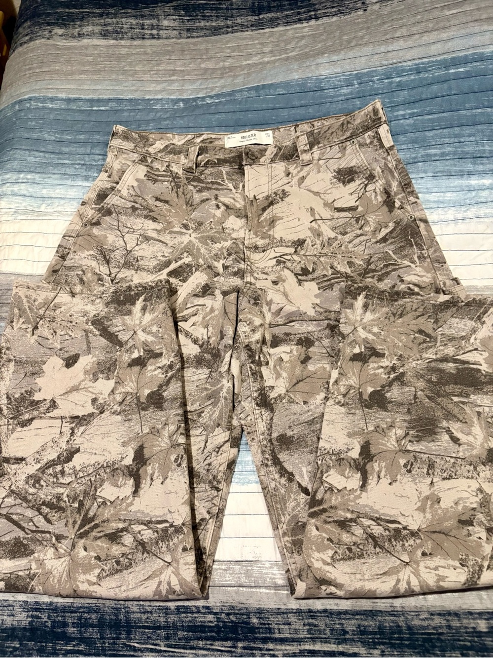 Hollister Beige & Gray Leaf-Print Chino Pants
